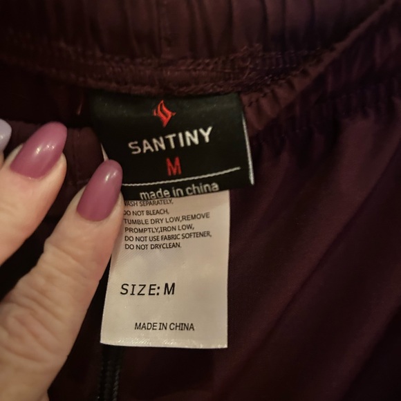 Santiny Wine-Colored Quick Dry Shorts | 9” Inseam | Lightweight & Comfy Medium - Picture 5 of 9